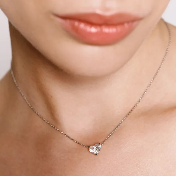 Золотой кулон Сердце с бриллиантом (бегунок) на шее. Украшения на заказ, гравировка, гарантия.