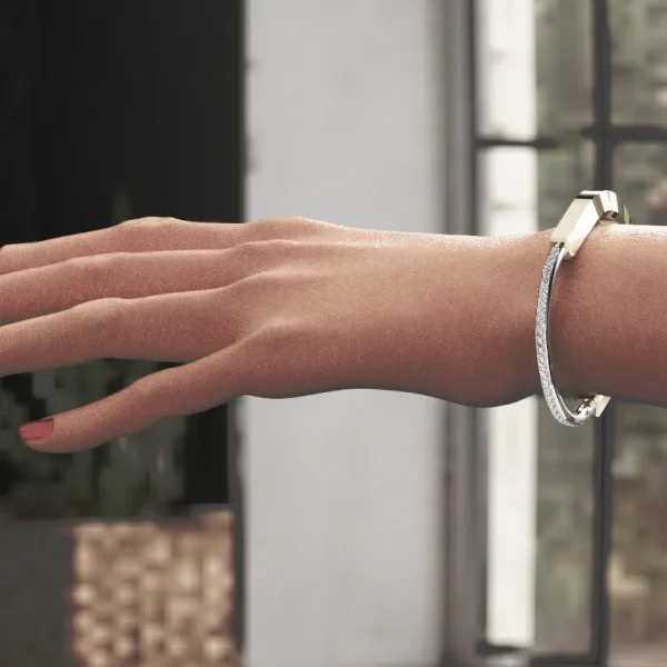 Браслет Lock с бриллиантами на руке